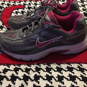 Nike initiator athletic shoes